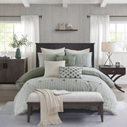 8-teiliges Bettdecken-Set mit gestreiftem Jacquard-Muster auf einem Bett
