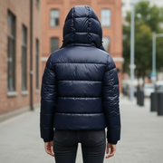 Warme Steppjacke mit Kapuze und leichtem Glanz