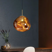 Moderne Pendelleuchte mit unregelmäßig geformtem, reflektierendem Leuchtenschirm