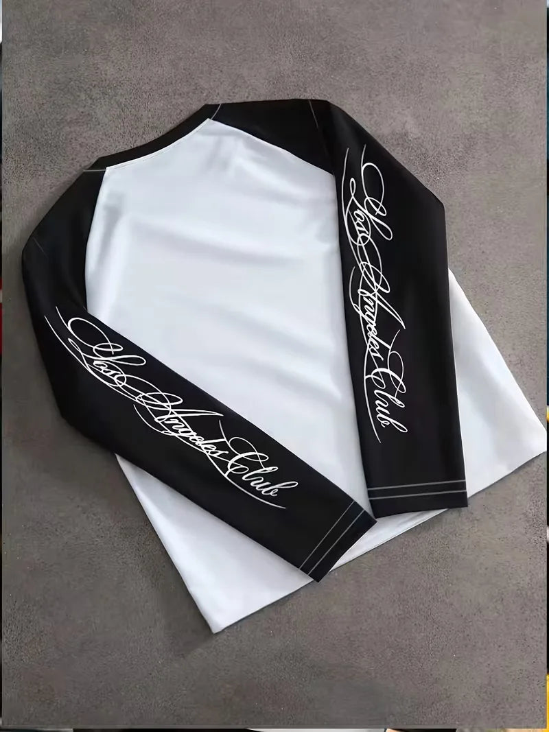 Langarmshirt mit hellem Körper, kontrastierenden Ärmeln und grafischem Schriftzug