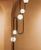 Pendelleuchte mit Metallring und Glaskugel