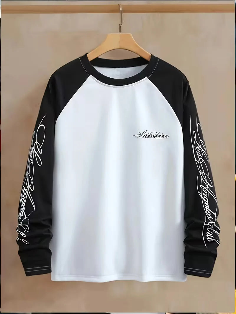 Langarmshirt mit hellem Körper, kontrastierenden Ärmeln und grafischem Schriftzug