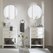 Achtteiliges einfarbiges Handtuchset im Badezimmer