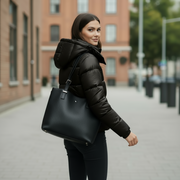 Warme Steppjacke mit Kapuze und leichtem Glanz