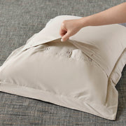Graues Bettwäsche-Set mit strukturierter Tagesdecke und dekorativen Kissen