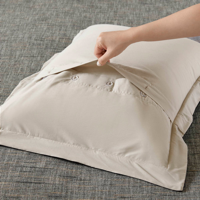 Graues Bettwäsche-Set mit strukturierter Tagesdecke und dekorativen Kissen