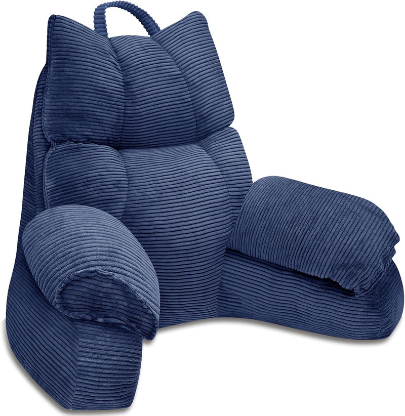 Gepolstertes Lesekissen mit hoher Rückenlehne und seitlichen Armstützen auf einem Bett