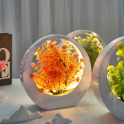 Dekorative LED-Leuchte mit Kunstpflanze