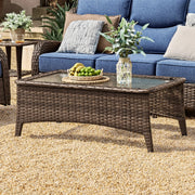 Brauner Rattan-Couchtisch mit transparenter Glasplatte im Außenbereich