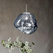 Moderne Pendelleuchte mit unregelmäßig geformtem, reflektierendem Leuchtenschirm