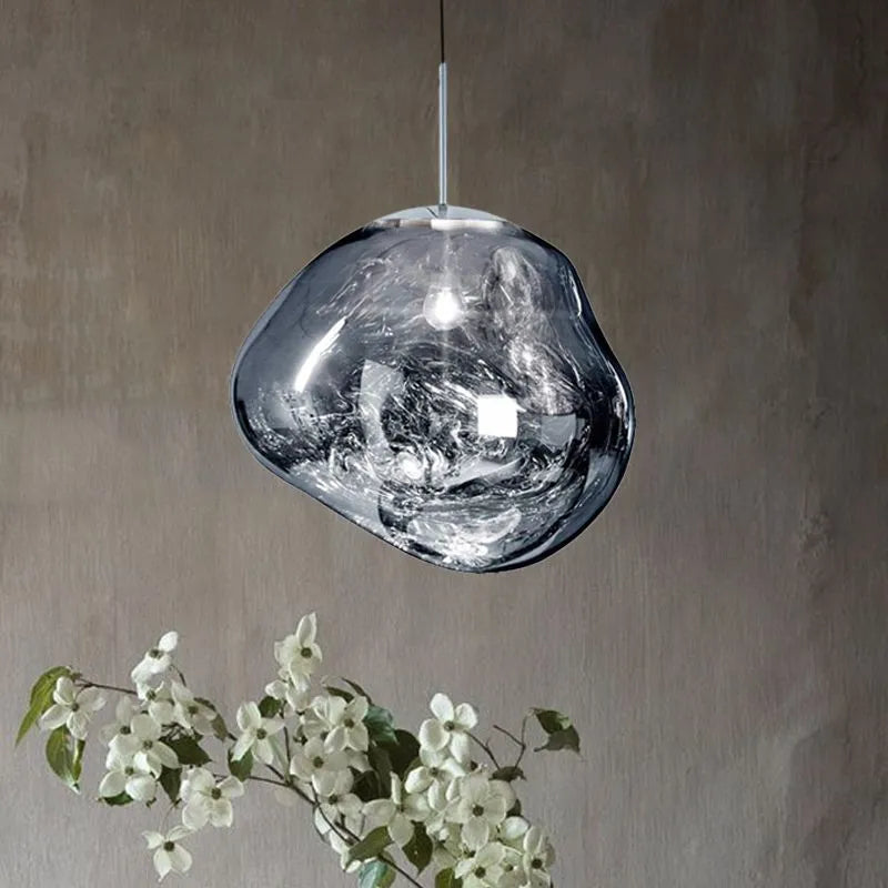 Moderne Pendelleuchte mit unregelmäßig geformtem, reflektierendem Leuchtenschirm