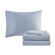 Blaues 8-teiliges Bettwäsche-Set mit wendbarer Bettdecke und Blättermuster auf einem Bett