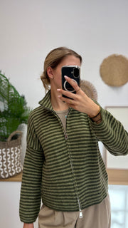 Gestreifte Damen-Strickjacke mit Reißverschluss