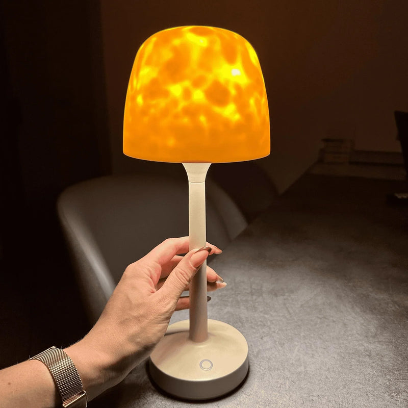 Kabellose beige Tischlampe mit warmem Aurora-Lichteffekt und rundem Standfuß