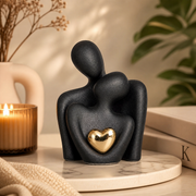 Stilisierte Paarfiguren aus Keramik mit glänzendem Herzdetail