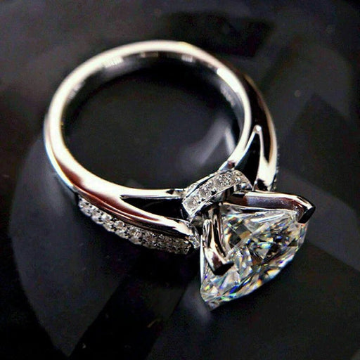 Silberfarbener Ring mit großem klarem Kristallstein und seitlicher Steinreihe