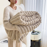 Flauschige Kuscheldecke mit Wellenstruktur