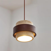 Pendelleuchte mit heller Travertinoptik und dunkelbraunem Schirm