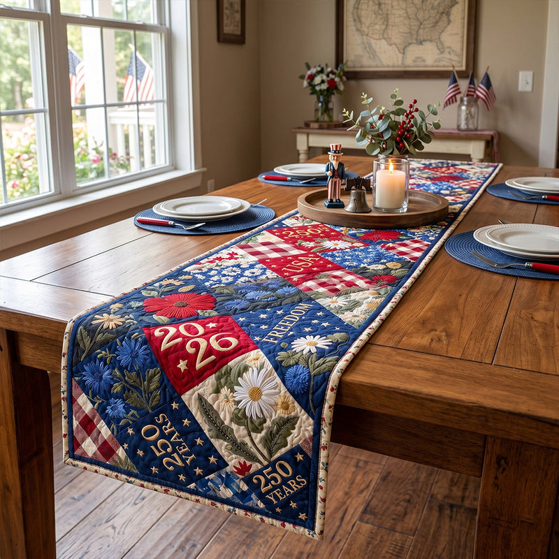 Gesteppter Tischläufer mit roten und blauen Blumen, Sternen und Patchworkfeldern