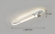 Lineare LED-Deckenleuchte mit schwenkbaren Spots
