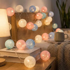 LED-Lichterkette mit gewebten Baumwollkugeln