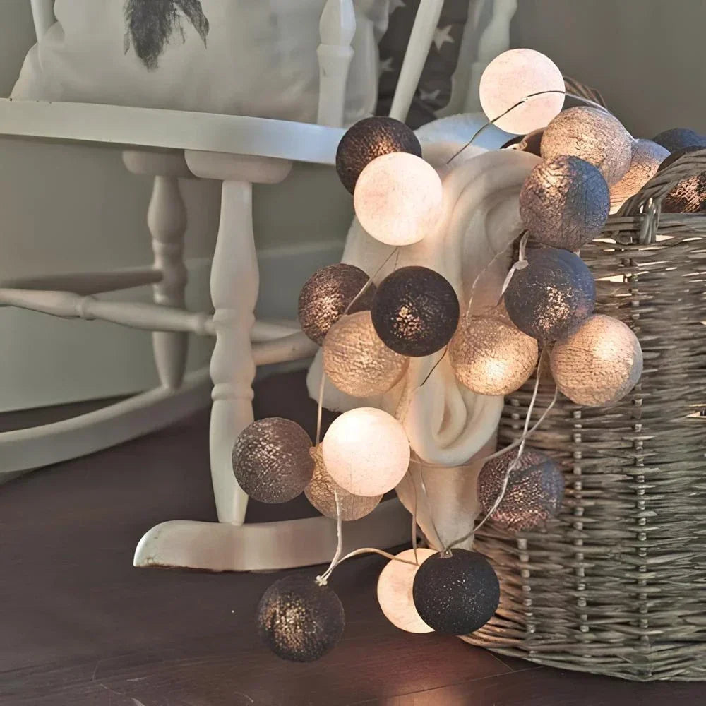 LED-Lichterkette mit gewebten Baumwollkugeln