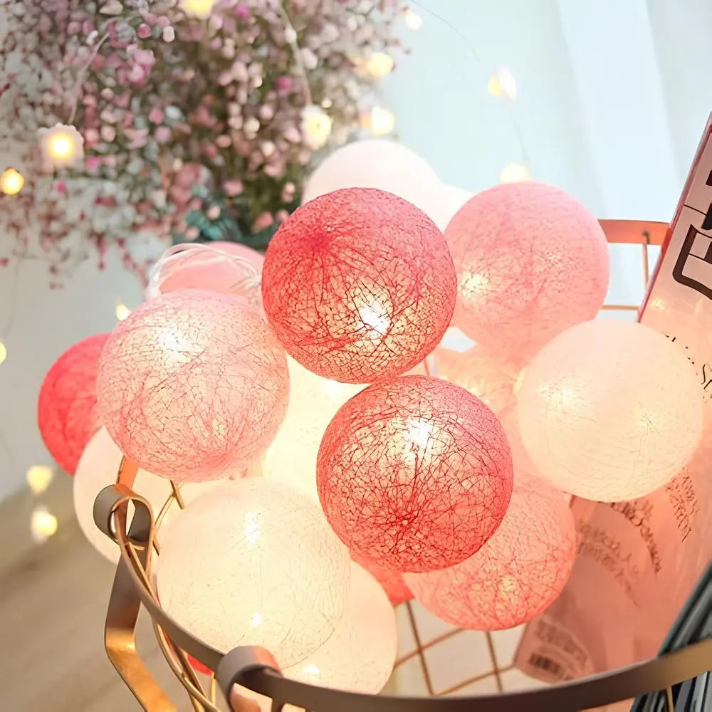 LED-Lichterkette mit gewebten Baumwollkugeln