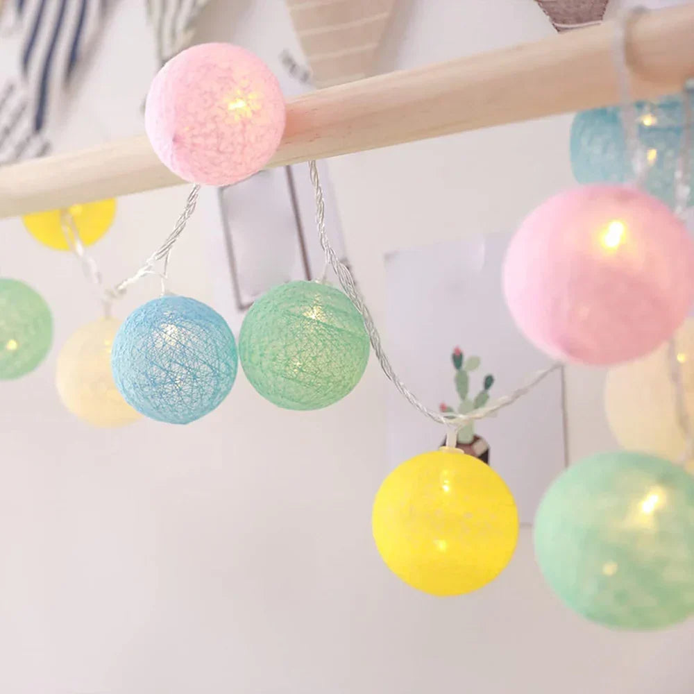 LED-Lichterkette mit gewebten Baumwollkugeln