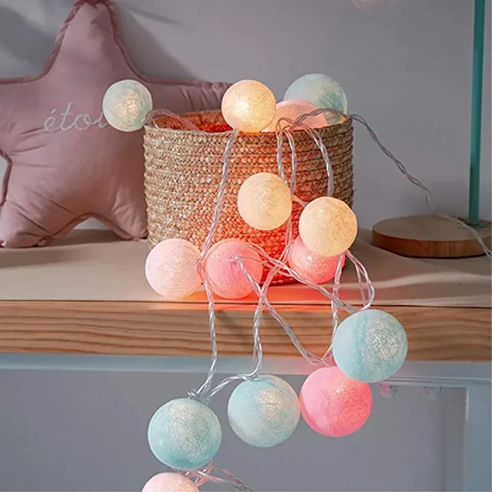 LED-Lichterkette mit gewebten Baumwollkugeln