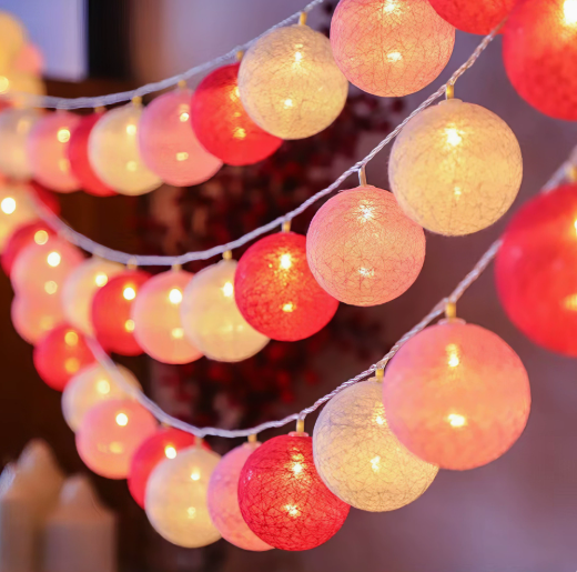 LED-Lichterkette mit gewebten Baumwollkugeln