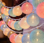 LED-Lichterkette mit gewebten Baumwollkugeln