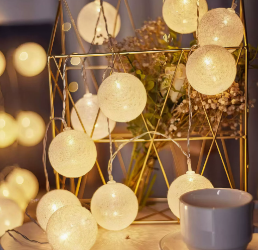 LED-Lichterkette mit gewebten Baumwollkugeln