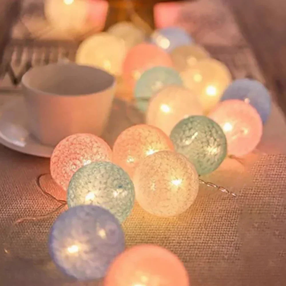 LED-Lichterkette mit gewebten Baumwollkugeln