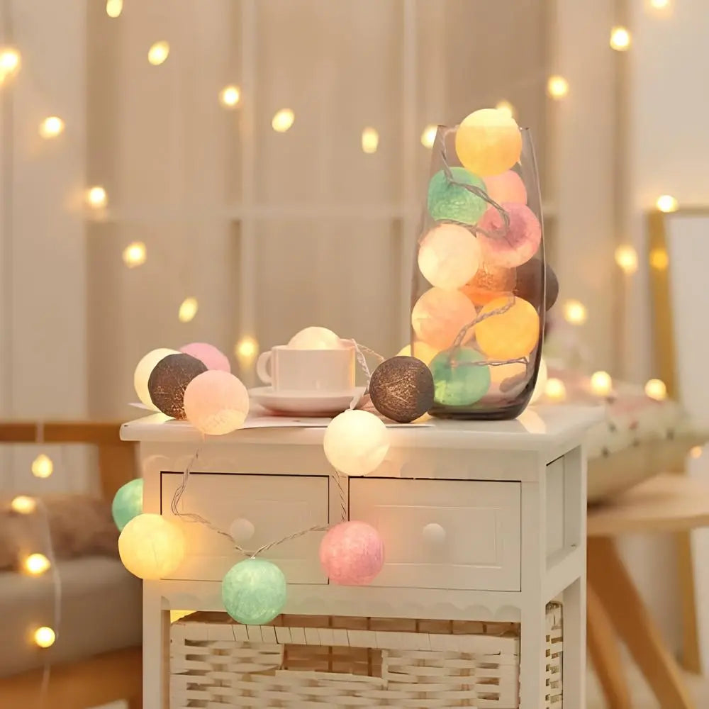LED-Lichterkette mit gewebten Baumwollkugeln