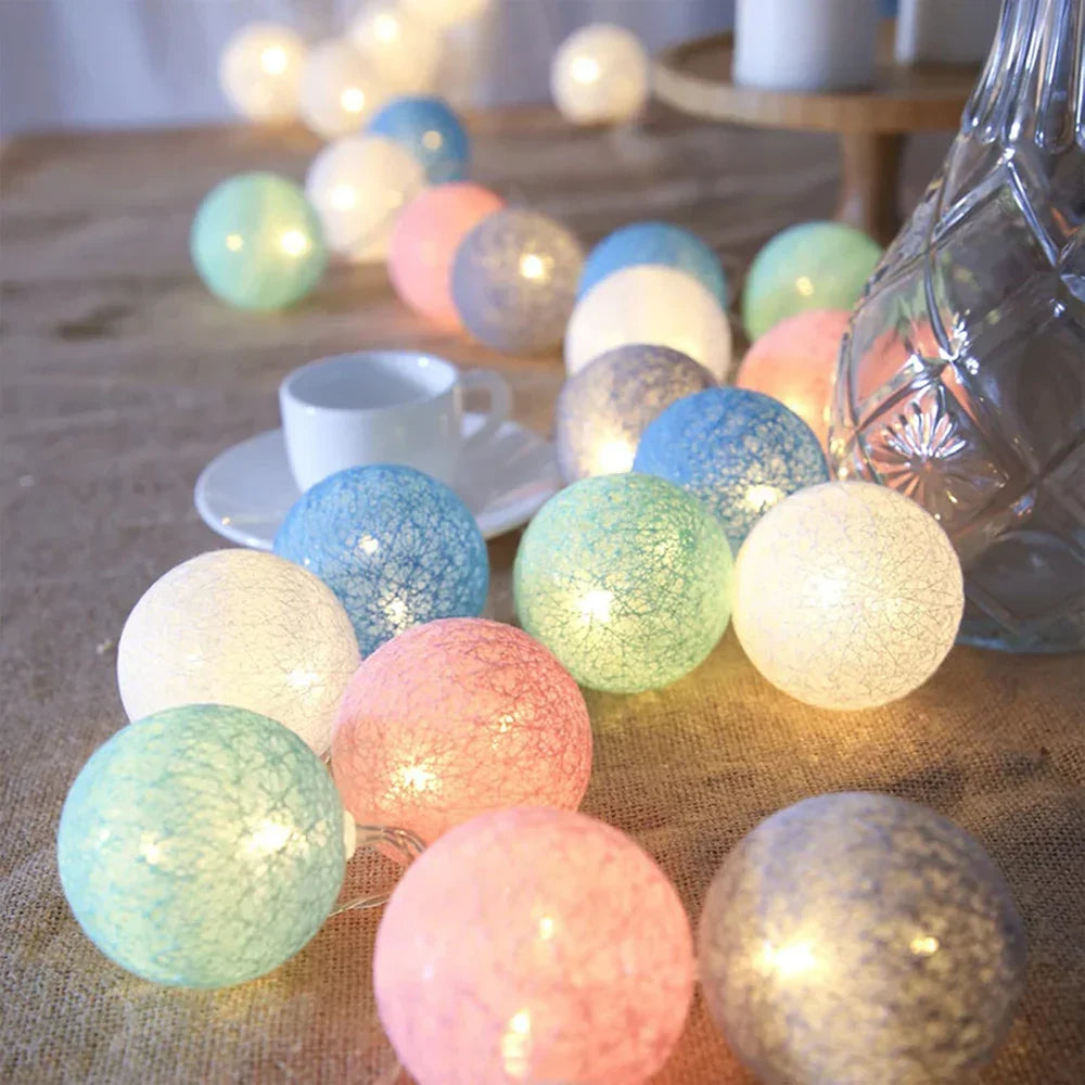 LED-Lichterkette mit gewebten Baumwollkugeln