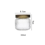 Transparentes strukturiertes Vorratsglas mit dunklem Holzdeckel