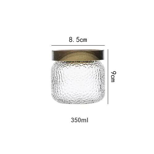 Transparentes strukturiertes Vorratsglas mit dunklem Holzdeckel
