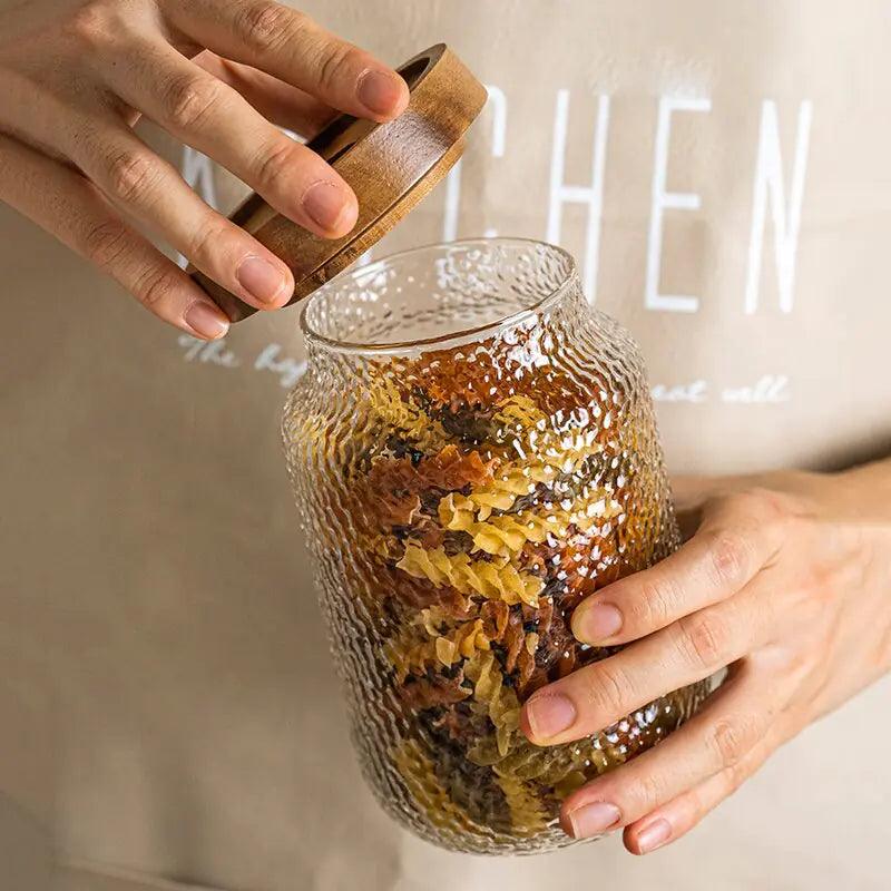 Transparentes strukturiertes Vorratsglas mit dunklem Holzdeckel