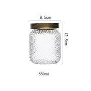 Transparentes strukturiertes Vorratsglas mit dunklem Holzdeckel