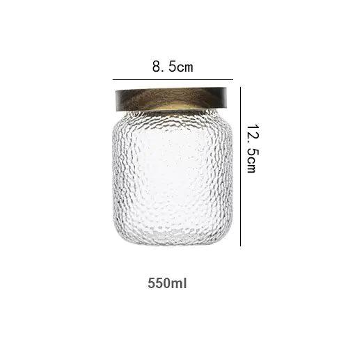 Transparentes strukturiertes Vorratsglas mit dunklem Holzdeckel