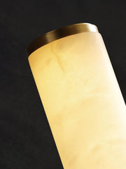 Schlanke Wandleuchte mit länglicher strukturierter Alabastersäule
