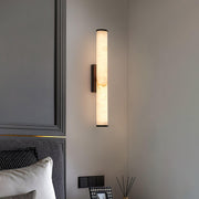 Schlanke Wandleuchte mit länglicher strukturierter Alabastersäule