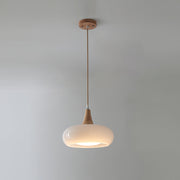 Pendelleuchte mit abgerundetem Glasschirm und Details in Holzoptik