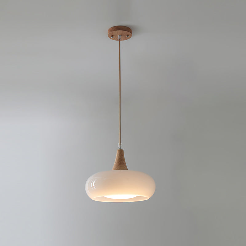 Pendelleuchte mit abgerundetem Glasschirm und Details in Holzoptik