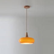 Pendelleuchte mit abgerundetem Glasschirm und Details in Holzoptik