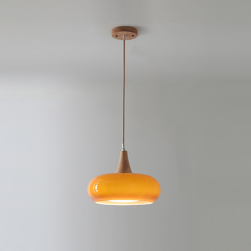 Pendelleuchte mit abgerundetem Glasschirm und Details in Holzoptik