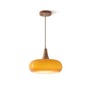 Pendelleuchte mit abgerundetem Glasschirm und Details in Holzoptik