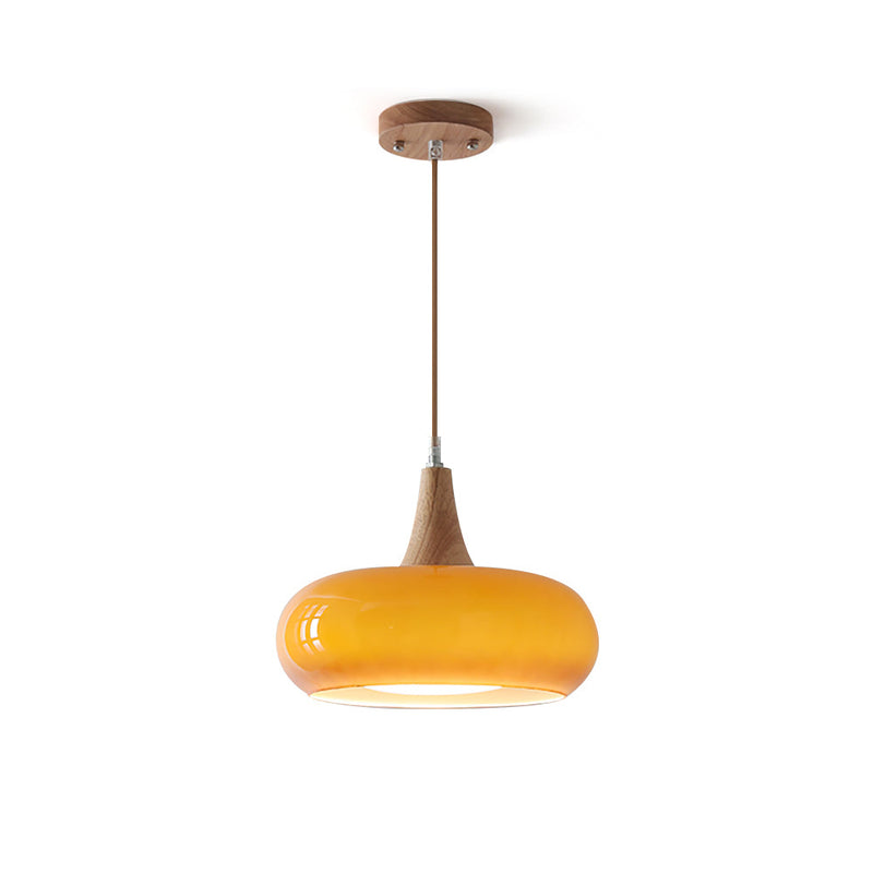Pendelleuchte mit abgerundetem Glasschirm und Details in Holzoptik