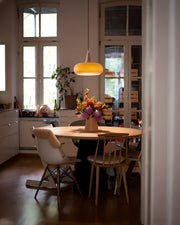 Pendelleuchte mit abgerundetem Glasschirm und Details in Holzoptik