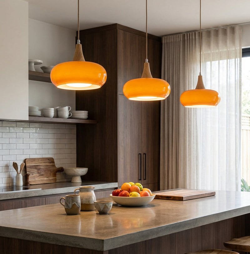 Pendelleuchte mit abgerundetem Glasschirm und Details in Holzoptik